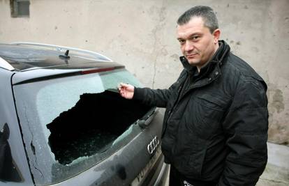 Navijači su u Vukovaru razbili četiri automobila i 'Tri ruže'