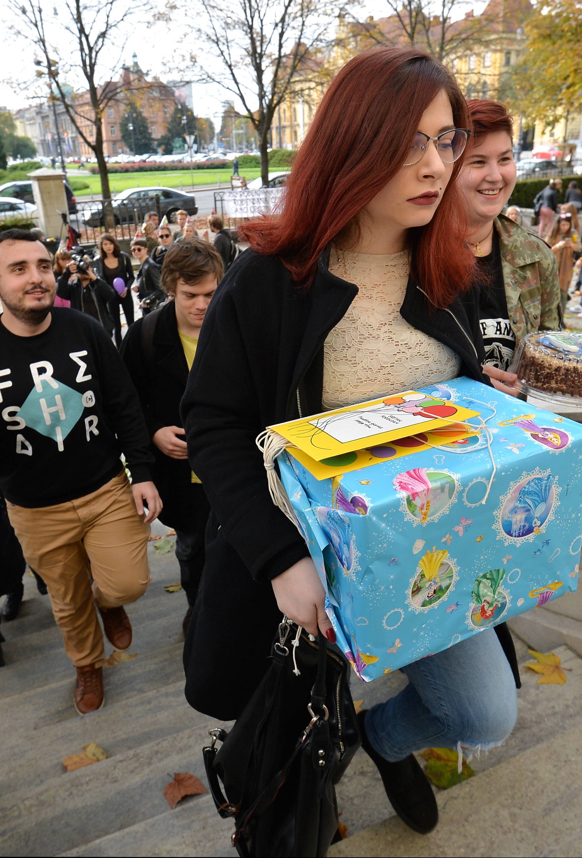 Studenti Borasu za rođendan donijeli tortu i znakovit poklon