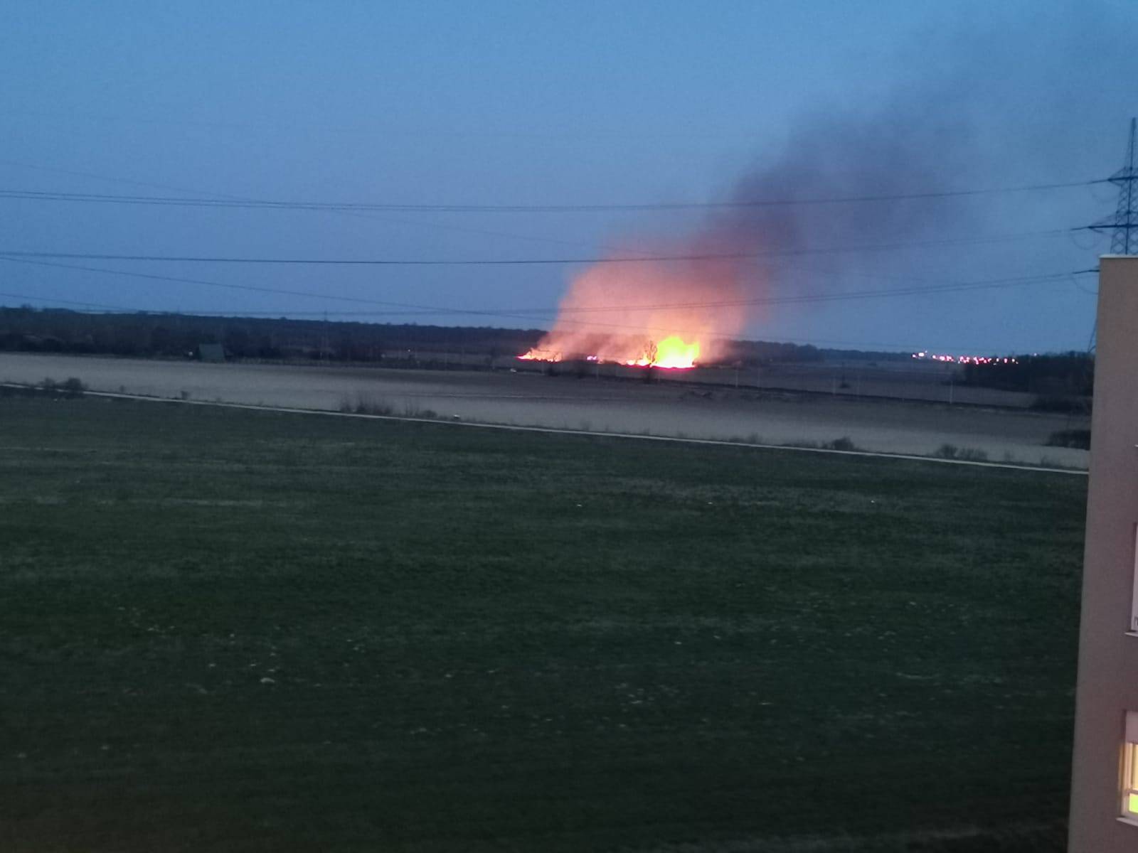 U Sesvetskom Kraljevcu gorjelo nisko raslinje: Na teren izašlo 35 vatrogasaca s 11 vozila