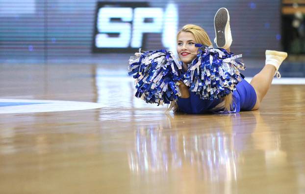 Zagreb: Cibonete zabavljale navija?e na utakmici KK Cibona - KK Široki Primorka