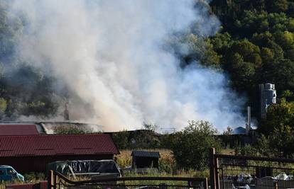Lokaliziran veliki požar u hali Windor u blizini Pleternice
