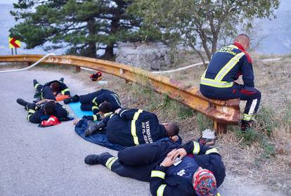 FOTO Odmorite, heroji! Zaslužili ste! Vatrogasci zaspali na cesti nakon što su obranili kuće...