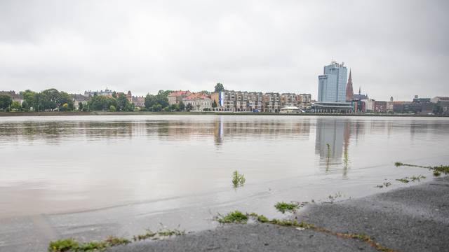 Osijek: Drava se počela izlijevati na lijevu obalu