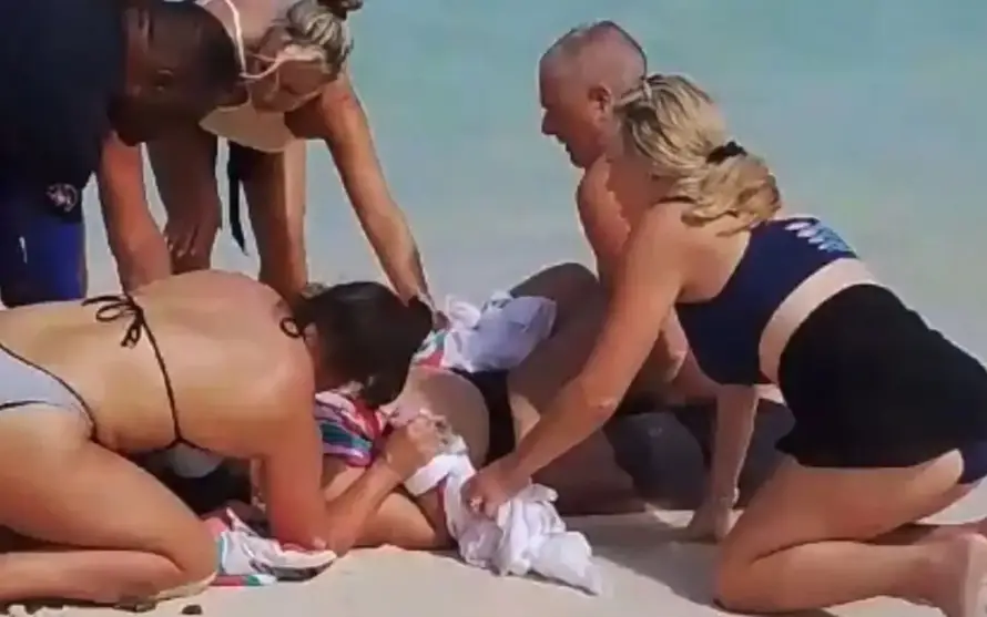 HOROR NA PLAŽI Snimala selfie s morskim psima, ostala je bez obje ruke: 'To je bilo u plićaku'