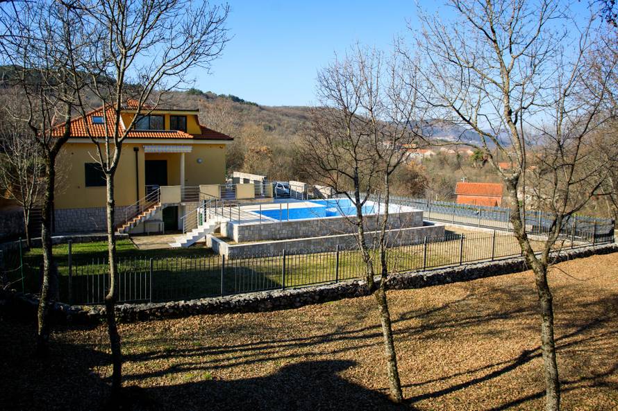 Pogledajte kako se širila vila ministra, zaboravio je i bazen