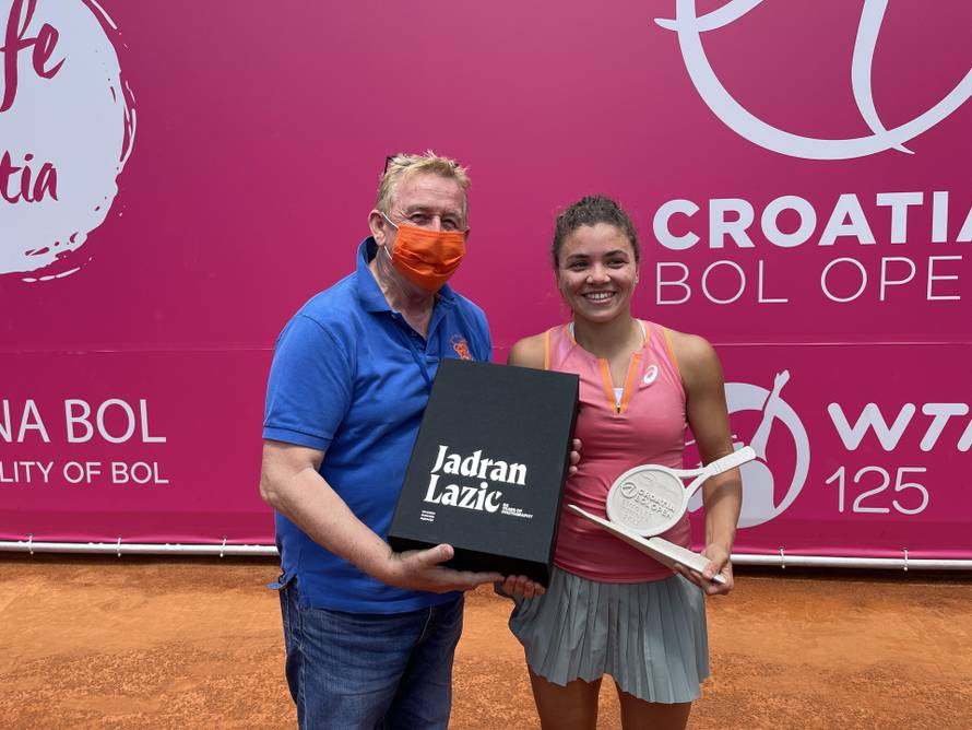 Poklonio sam svoju monografiju Jasmine Paolini, pobjednici WTA Bol Opena - bila je oduševljena!