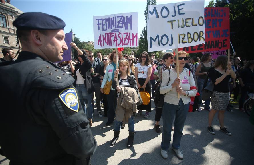 U 'Hodu za život' 7000 ljudi, priveli dvije antiprosvjednice