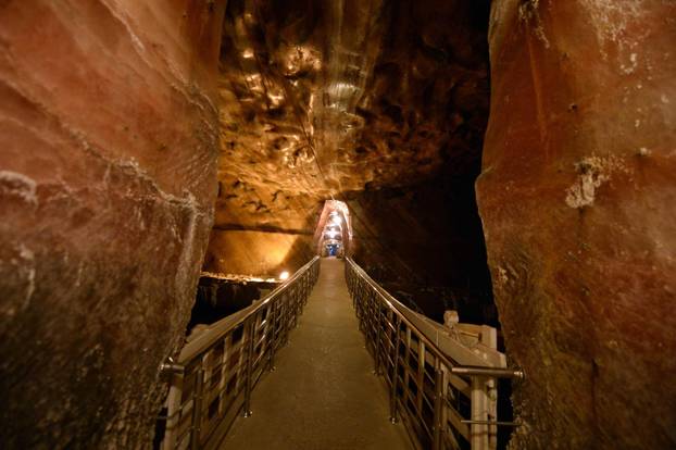 PAKISTAN-KHEWRA-PINK SALT