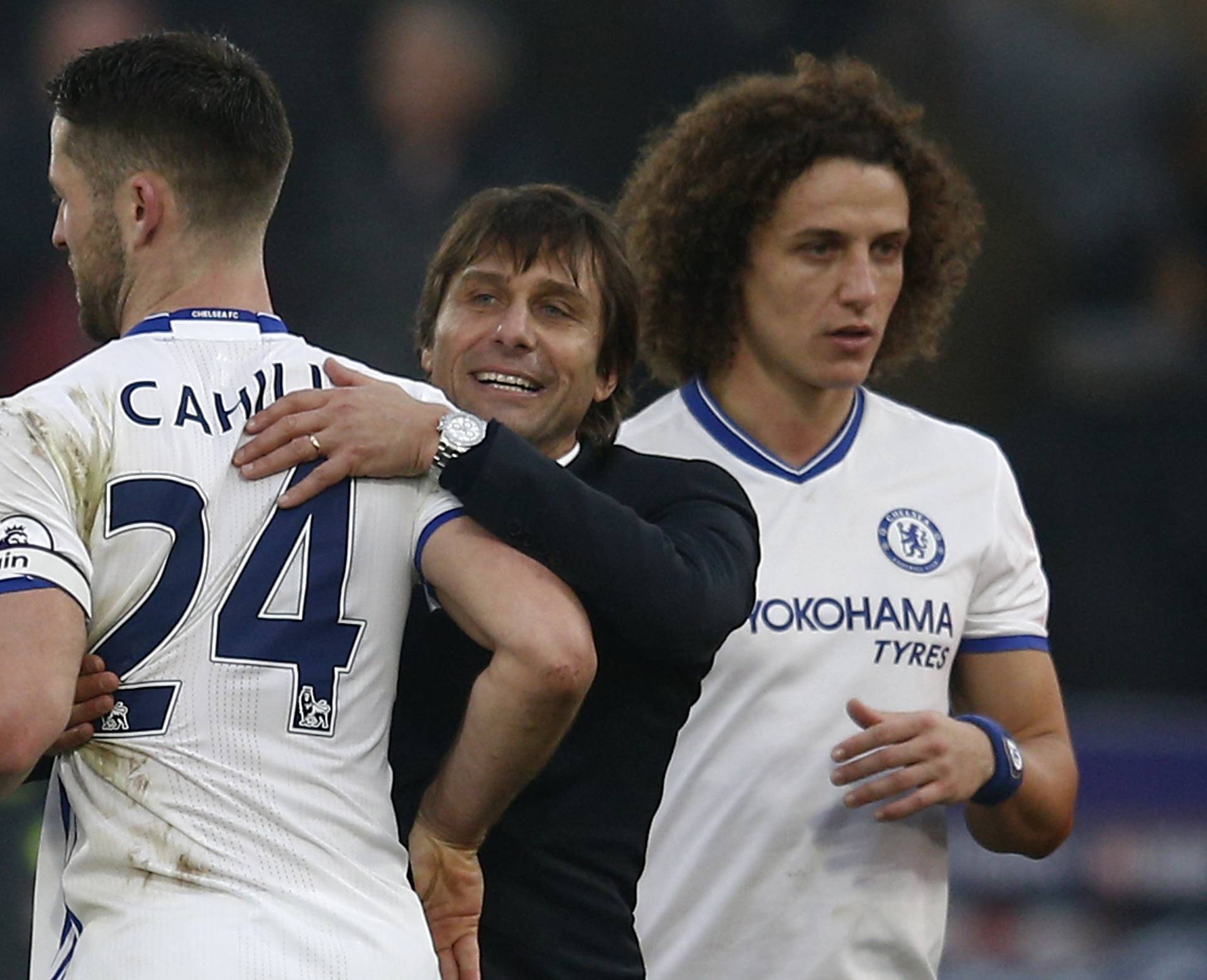 Chelsea manager Antonio Conte, Gary Cahill (L) and David Luiz celebrate after the game