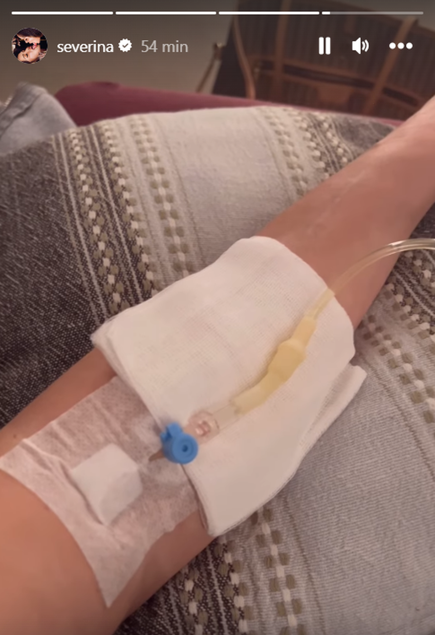 Seve se ne boji zime: Odjenula bundu, a ispod nje - skoro ništa