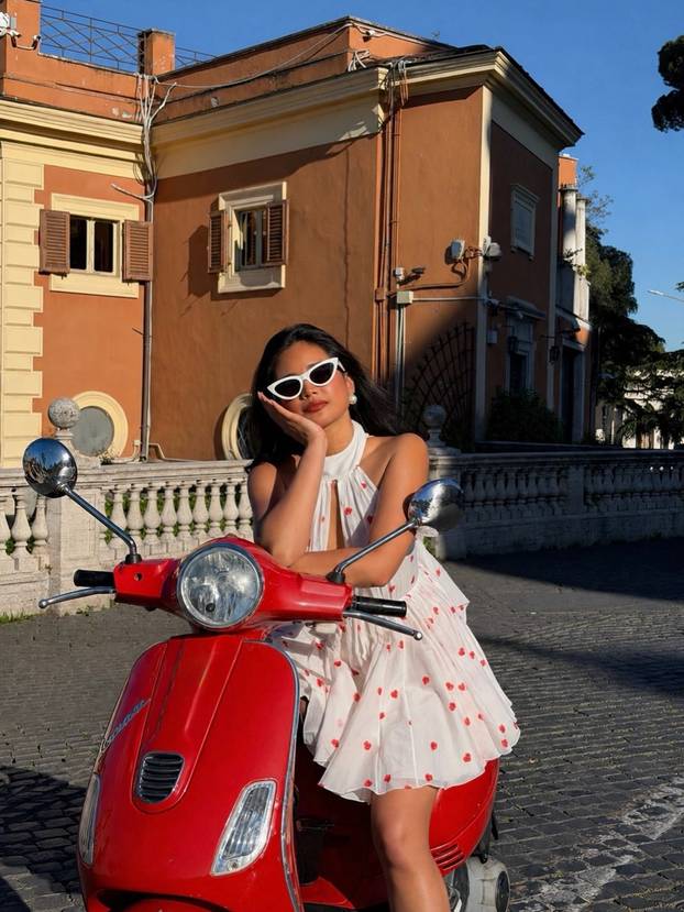 FOTO Svojom pojavom mami uzdahe: Ova cura je dokazala da za seksepil ne moraš biti gol