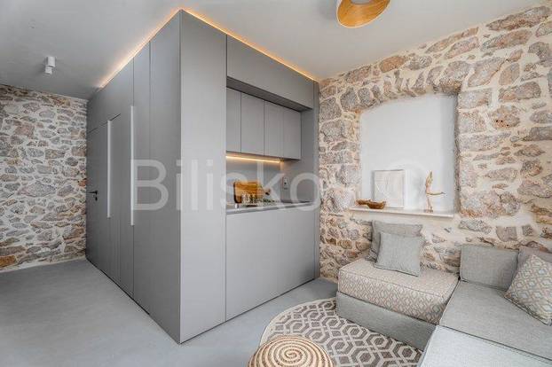 FOTO Stančić od 19 m2 na Braču prodaju za 'paprenu' cifru. Ima i prostor za jogu. Zavirite u njega