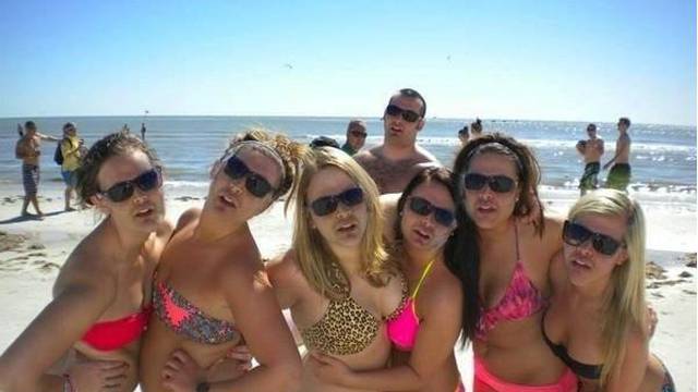 Djevojke se 'fotkale' na plaži, ali što na ovoj slici nije u redu?