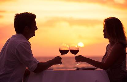 Nemojte piti sami: Parovi koji skupa umjereno piju su sretniji