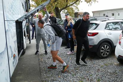 FOTO Nasmiješeni predsjednik Hajduka u Grubišnom Polju, uz njega i klupski šef osiguranja