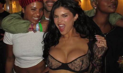 FOTO Skoro joj je sve ispalo iz &ccaron;ipkaste kombinacije! Kylie opet privukla pozornost oblinama...