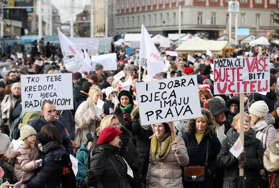 Zagreb: OdrÅ¾ana prosvjedna povorka "Za sigurne Å¡kole" od HNK do Trgba bana JelaÄiÄa