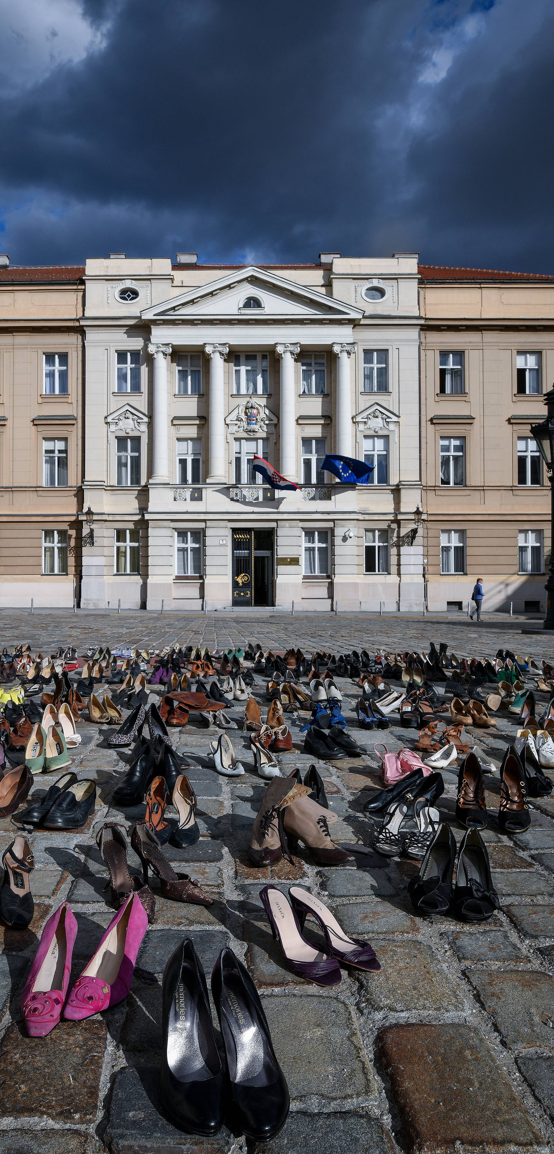 156 pari cipela, 156 ubijenih žena. Je li vam sada jasnije?