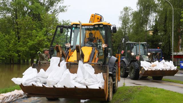 Karlovac: Uz rijeku Koranu vojska postavlja zečje nasipe