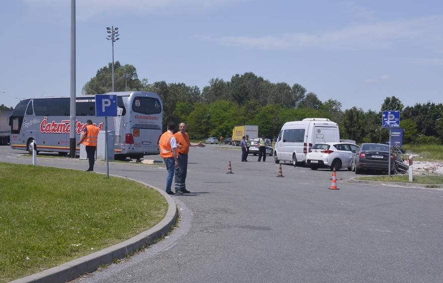 Kamion naletio na grupu ljudi na autocesti izmeÄu Novske i OkuÄana, dvije osobe poginule