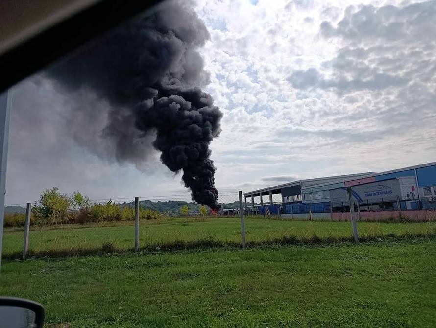 VIDEO Izbio požar u dvorištu virovitičke tvornice: 'Zapalila se plastika, smrad se širi gradom'