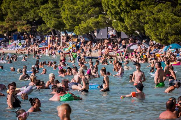 Makarska:  Gužva na glavnoj plaži u Makarskoj