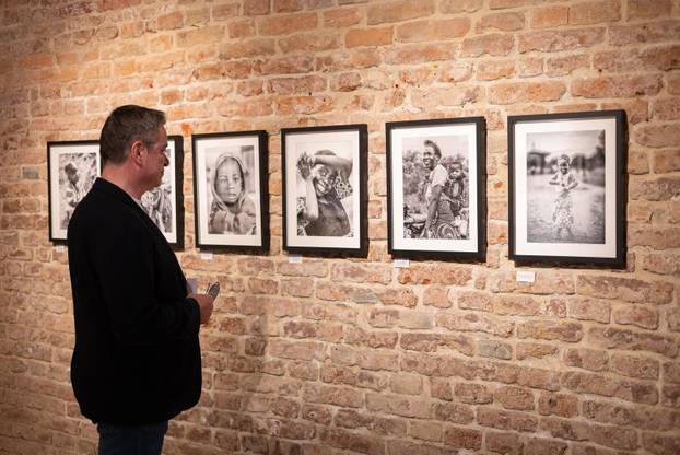 Osijek: Svečano otvorenje izložbe fotografija fotoreporterke Pixsella Emice Elveđi "Srce za Afriku"