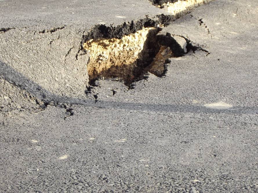 Popucalo parkiralište, klizište prijeti tek otvorenoj školi!