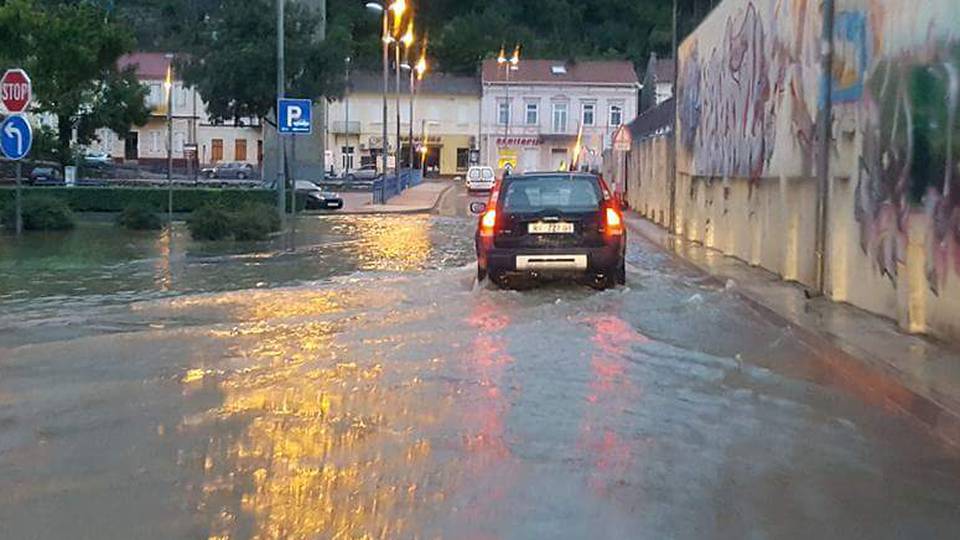 Zbog kiše poplavio je centar Crikvenice, ali i ceste u okolici