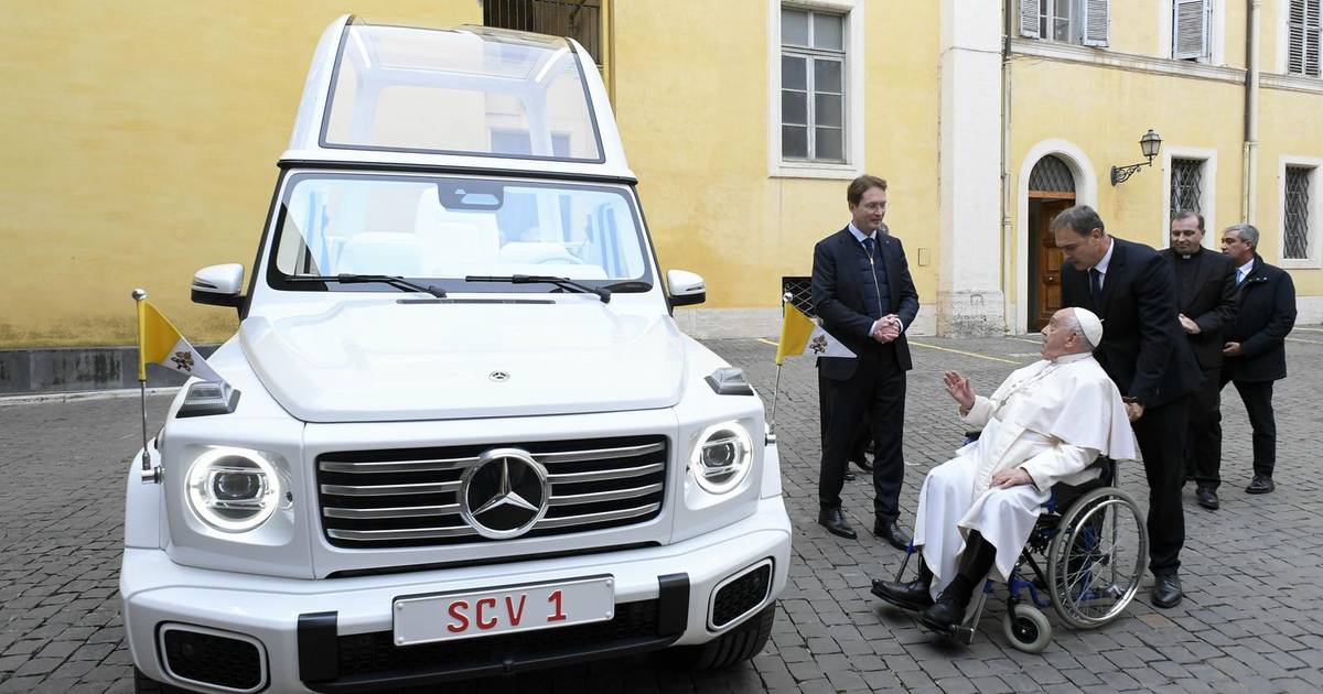 The Vatican goes to electricity: new electric vehicles for Pope Francis, firefighters and police arrive