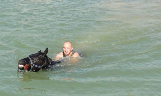 Zaplivao je s pastuhom u Vrbovcu da bi se osvježili