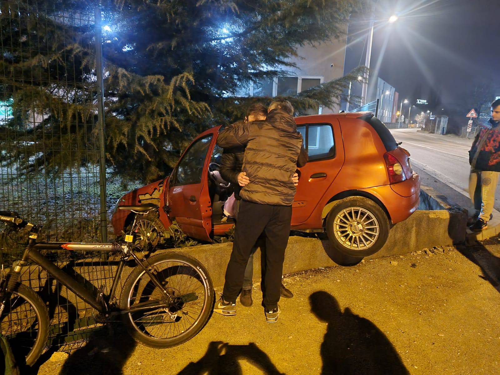 Zagreb: Kako je ovo uspio?! 'Parkirao' na zidiću kraj Oktal Pharme, nema ozlijeđenih