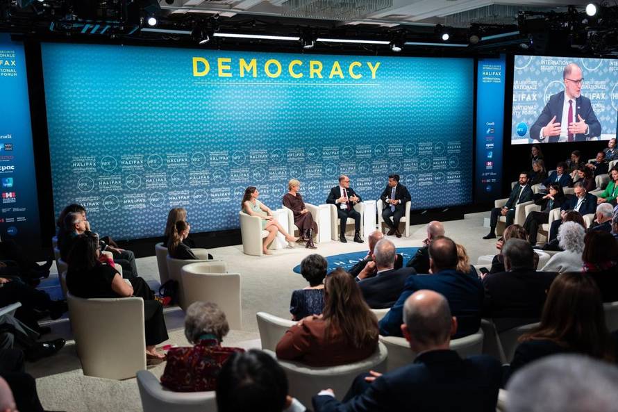 FOTO Kolinda na Antarktici: Društvo joj prave pingvini!