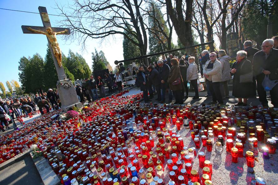 Dan je Svih svetih: Pogledajte fotografije s hrvatskih groblja