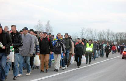 Ili će prema granici: Tuzlanski radnici čekaju vlasti u Orašju