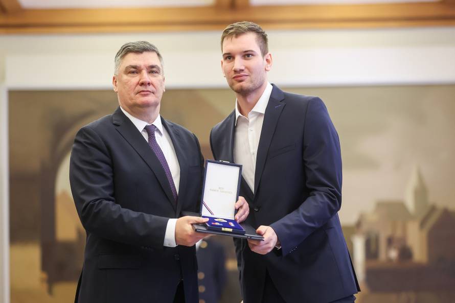 Zagreb: Predsjednik Republike uručio  je odlikovanja Hrvatskoj rukometnoj reprezentaciji