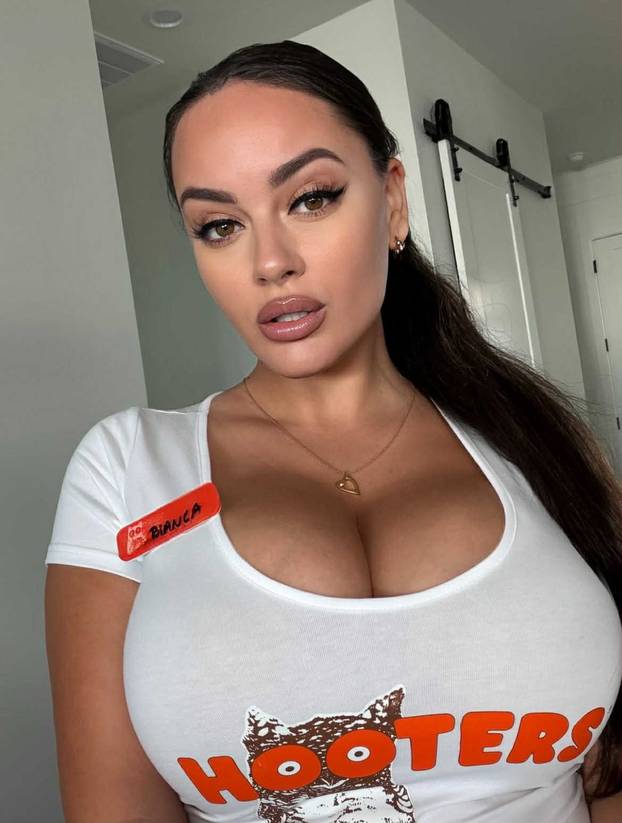 FOTO Lijepa je i pametna, ali ima očiti problem - teško nalazi robu koja joj može pokriti grudi