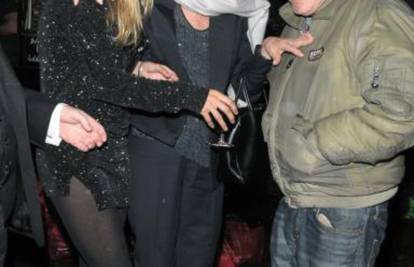 Zbunjena Kate Moss stigla je na zabavu s čašom vina u ruci