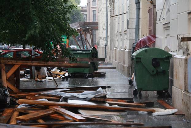 Osijek: Jak vjetar srušio drvenu skelu