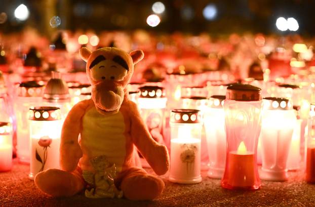 Zagreb: Građani i dalje obilaze osnovnu školu kako bi upalili svijeće na školskom igralištu