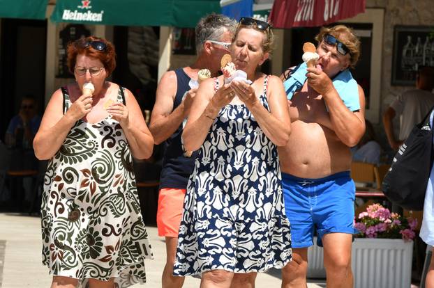 Vodice: Turisti uživaju na plažama i u obilasku grada