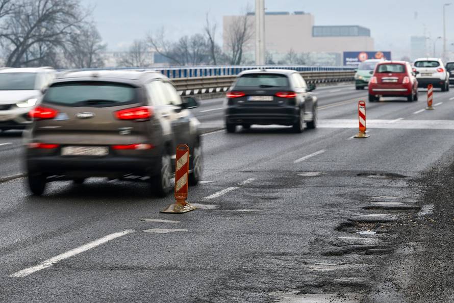 Zagreb: Započela hitna sanacija kolnika na Aveniji Većeslava Holjevca