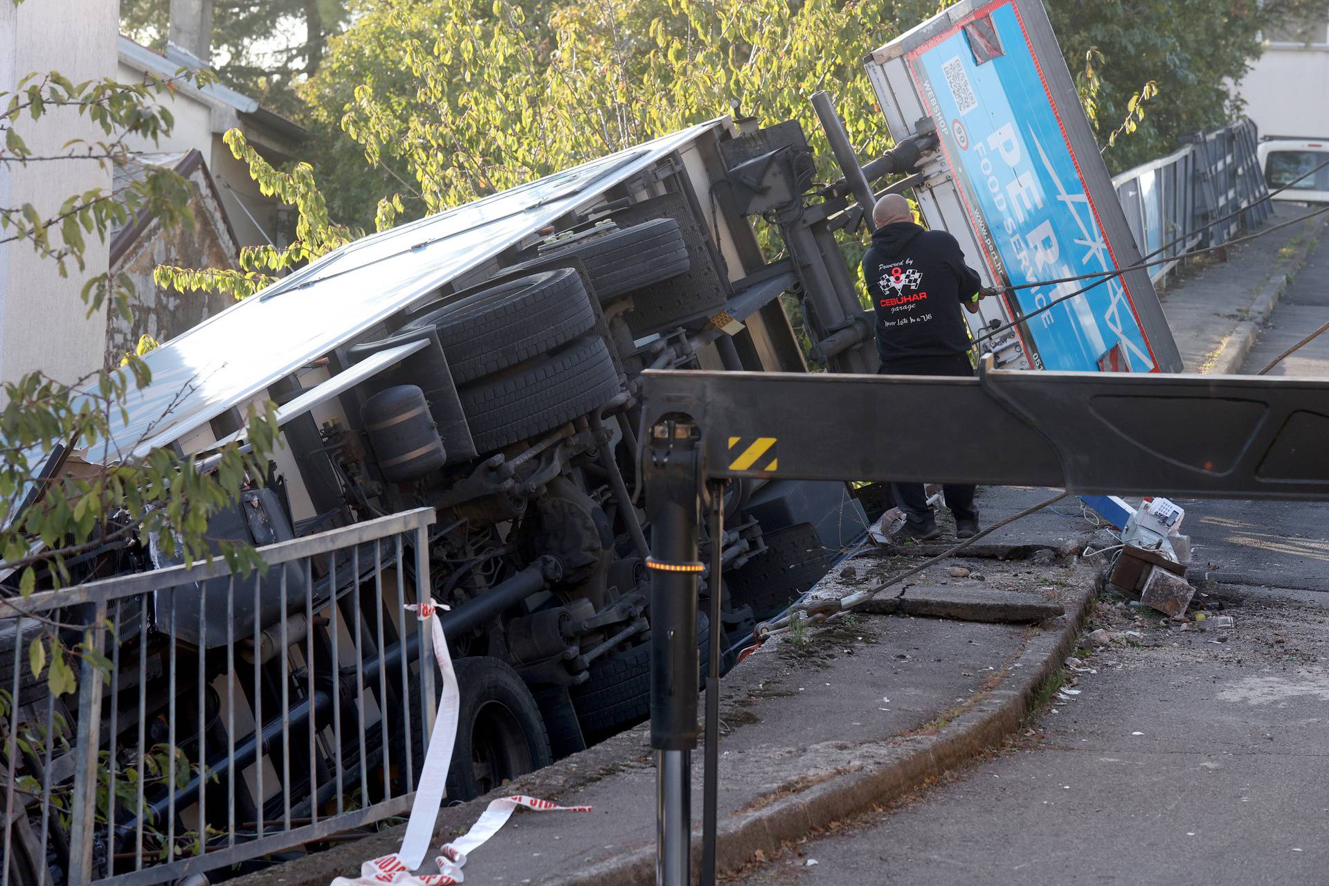 U Srdočima kamion sletio s ceste u dvorište kuće