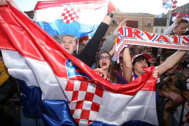 Zagreb: Oduševljeni navija?i u društvu bron?anih rukometaša slavili na glavnom Trgu