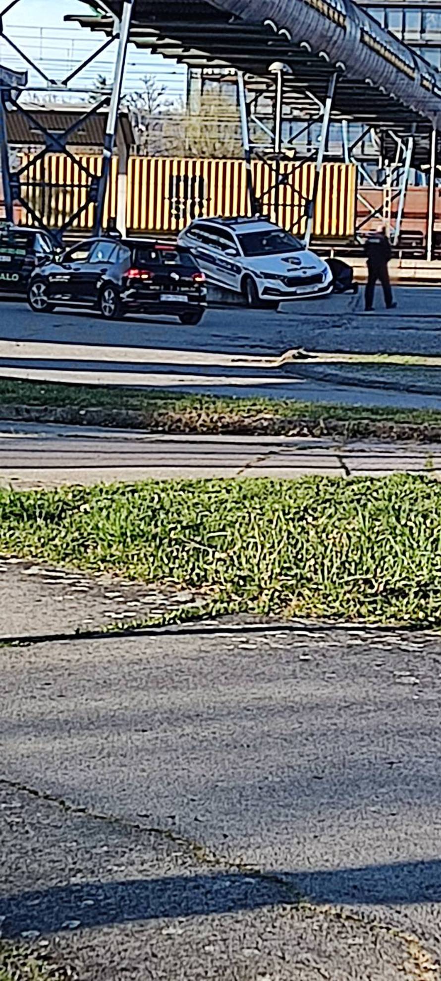 Ups! Policajci u službenom autu zaglavili na pruzi u Sl. Brodu: 'Brzo su oni to uspjeli riješiti'