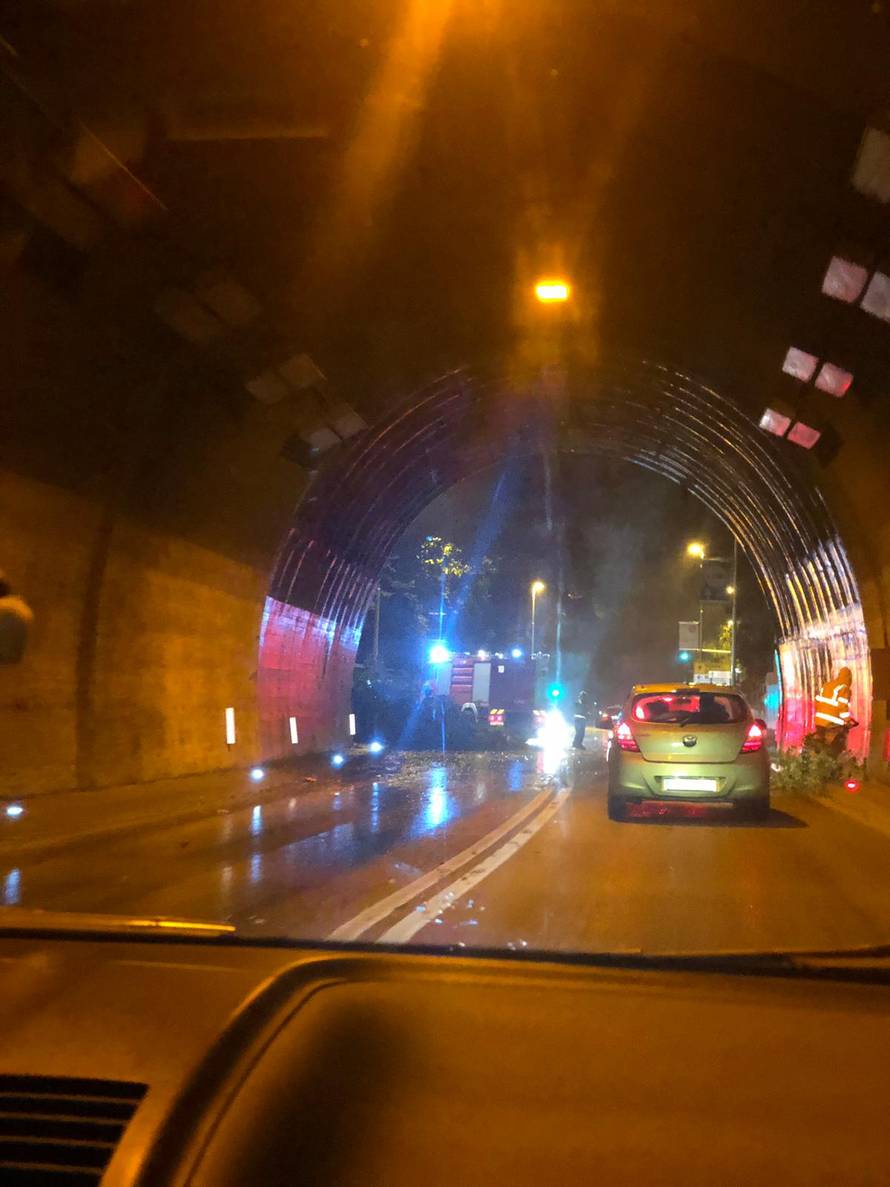 Vjetar nasukao brodove, čupao drveće, nestajalo je i struje...