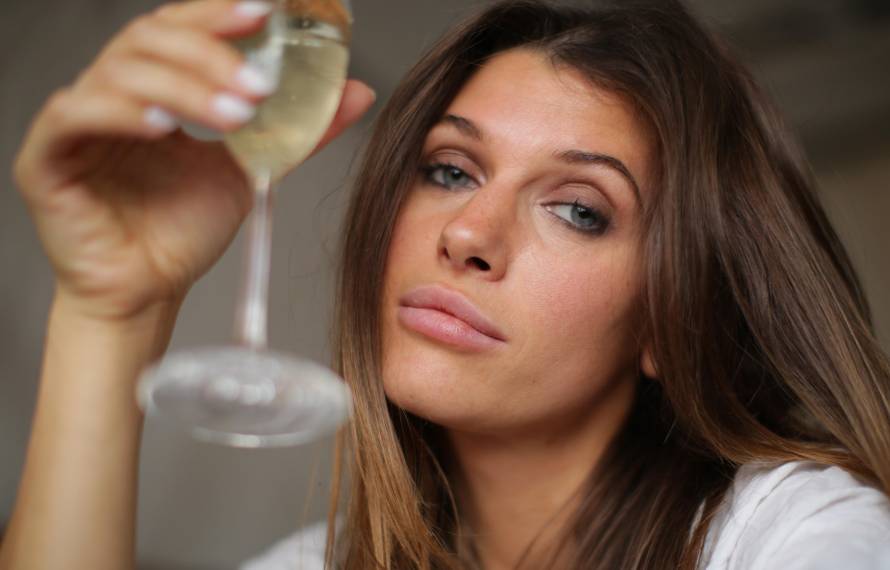 10 stvari koje mnoge cure rade, a time odbijaju dečke od sebe