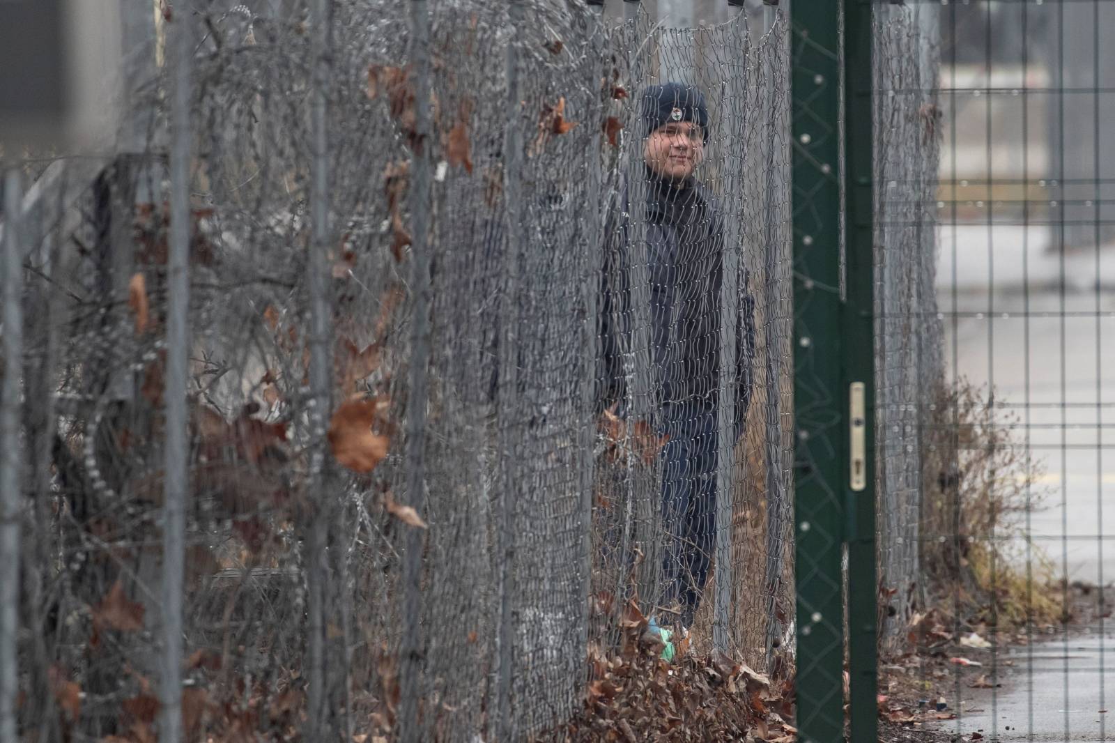 Warning shots fired as migrants rush Serbia's border with Hungary