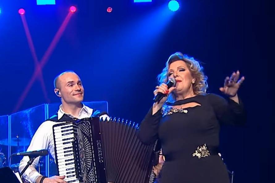 Za njega kažu da je najzgodniji harmonikaš regije: Svirao Luki Modriću, nastupao s Brenom...