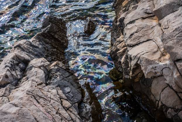 Na Hvaru došlo do onečišćenja mora nakon što je iz obližnje Inine pumpe iscurila velika količina nafte
